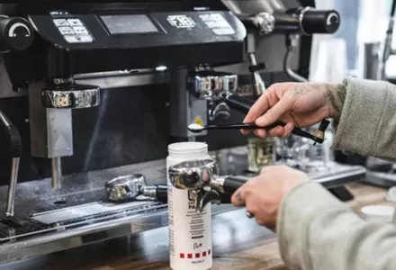 Wie die Druck kontrolle die Leistung von industriellen Kaffee maschinen verbessert