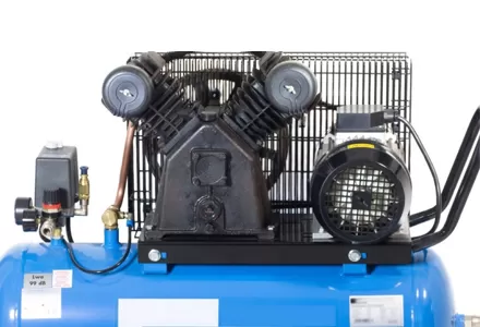 Die Arbeit zwischen Luft kompressoren und Drucksc halter